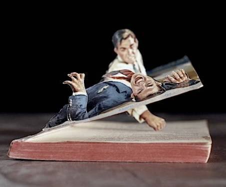 Американский фотограф Томас Аллен тоже овладел искусством вырезания из книг
